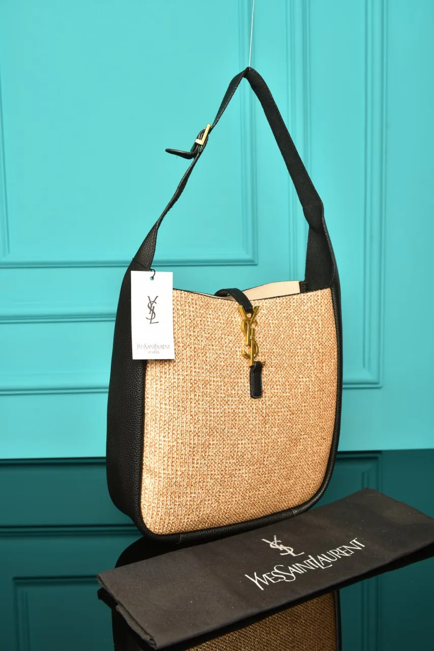 Le 5 A 7 Supple Small in Raffia and Leather Black