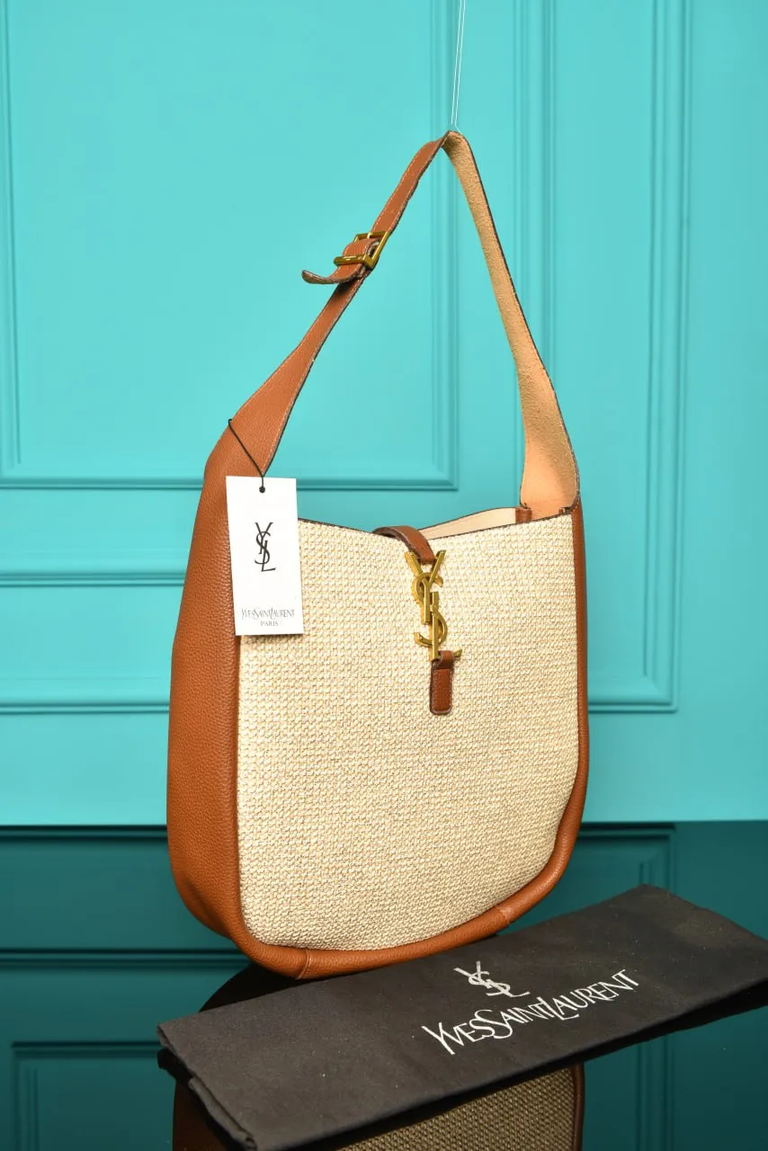 Le 5 A 7 Supple Small in Raffia and Leather Brown